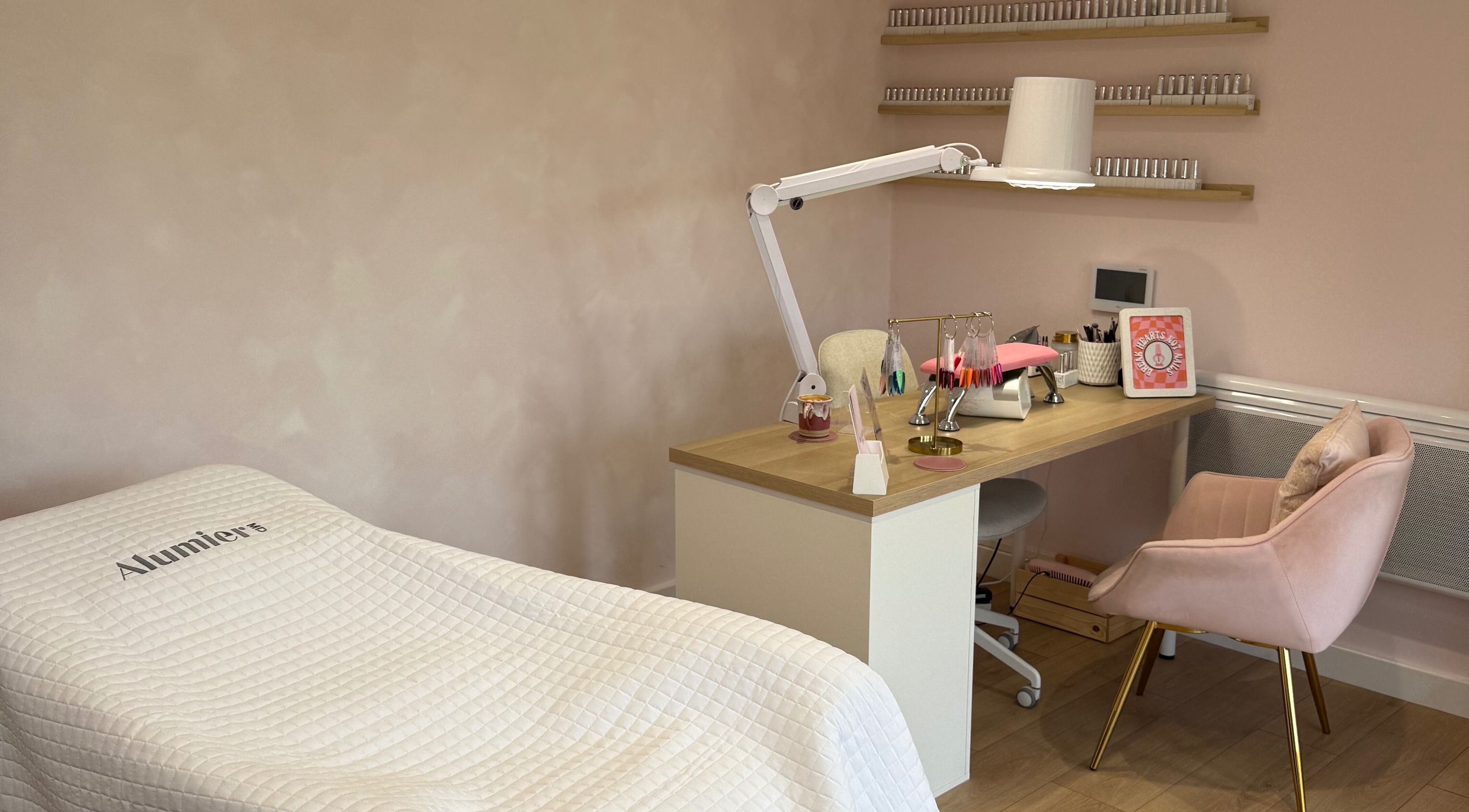 Pink Studios' cozy treatment room in Middlesbrough, England, GB with a pastel modern design.