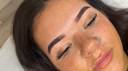 Rhi Beauty image 2
