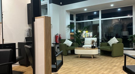 Melia Contemporary Hair image 2