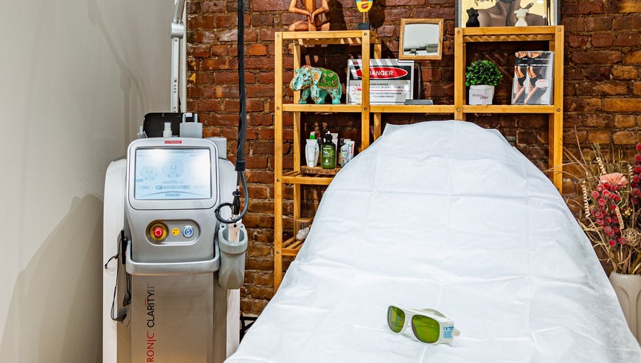 Modern laser treatment room at Écou's Laser Boutique, Scottsdale, Arizona, US featuring professional equipment.