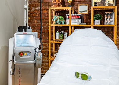 Modern laser treatment room at Écou's Laser Boutique, Scottsdale, Arizona, US featuring professional equipment.