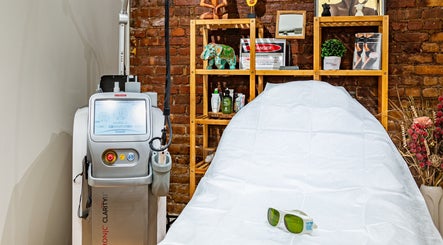 Modern laser treatment room at Écou's Laser Boutique, Scottsdale, Arizona, US featuring professional equipment.