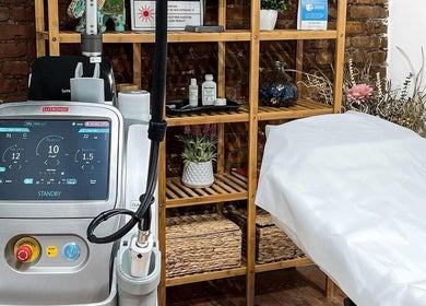 Écou's Laser Boutique in Scottsdale, Arizona, US, featuring advanced laser equipment and cozy treatment room.