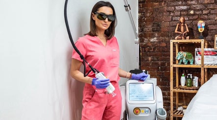 Professional at Écou's Laser Boutique in Scottsdale, Arizona, US ready to perform a laser treatment.