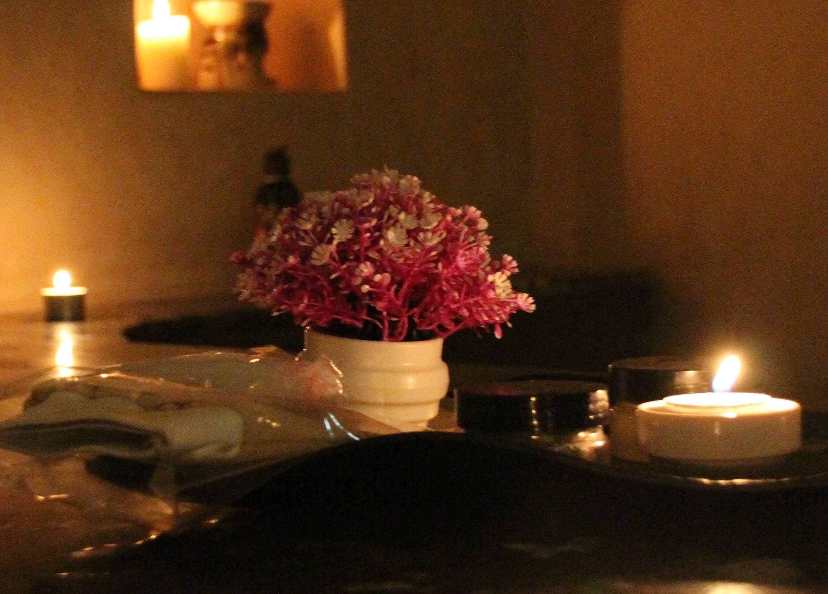 Ambiance paisible avec bougies et fleurs chez ZAHA Hammam & Spa Casablanca, Casablanca, Casablanca-settat, MA.