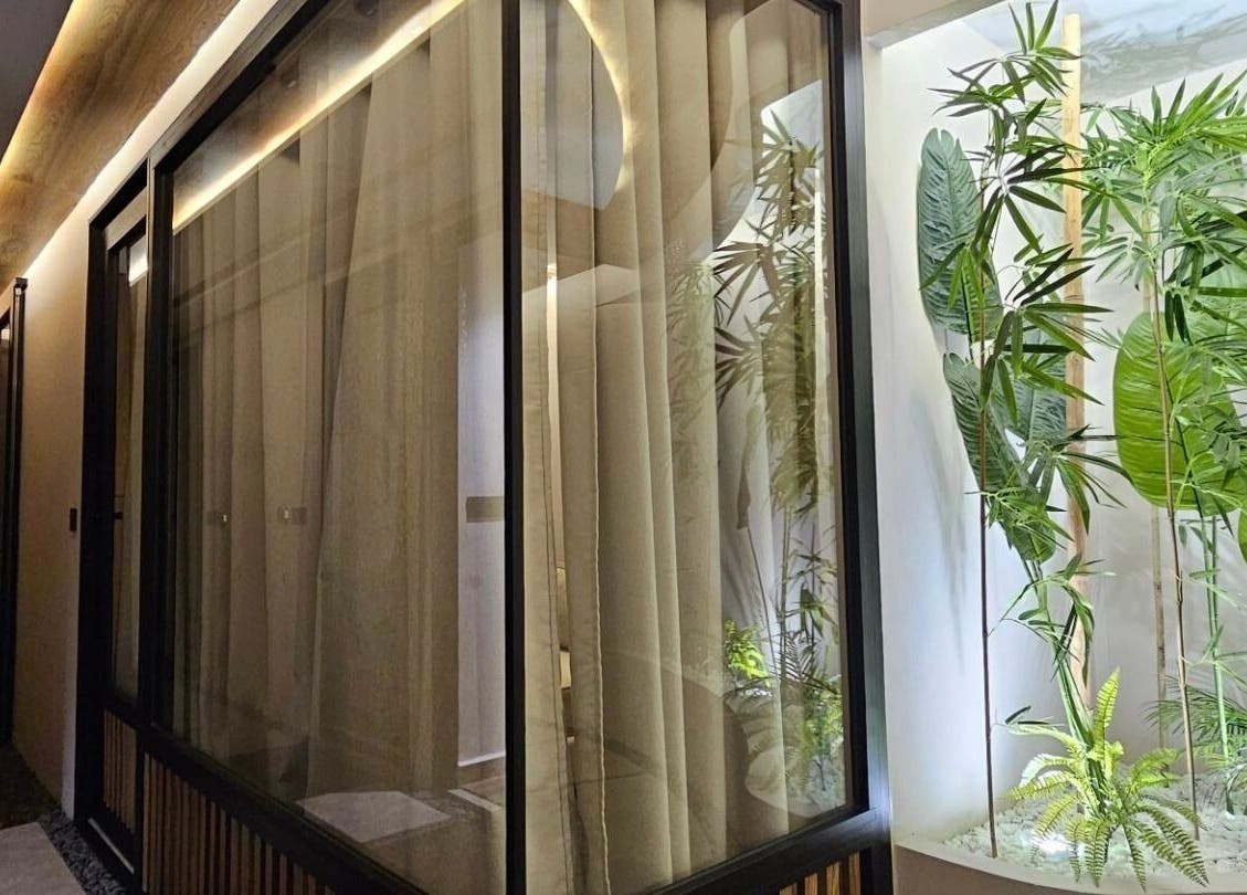 ZAHA Hammam & Spa Casablanca en Casablanca, MA, présente un design moderne avec des plantes vertes luxueuses.
