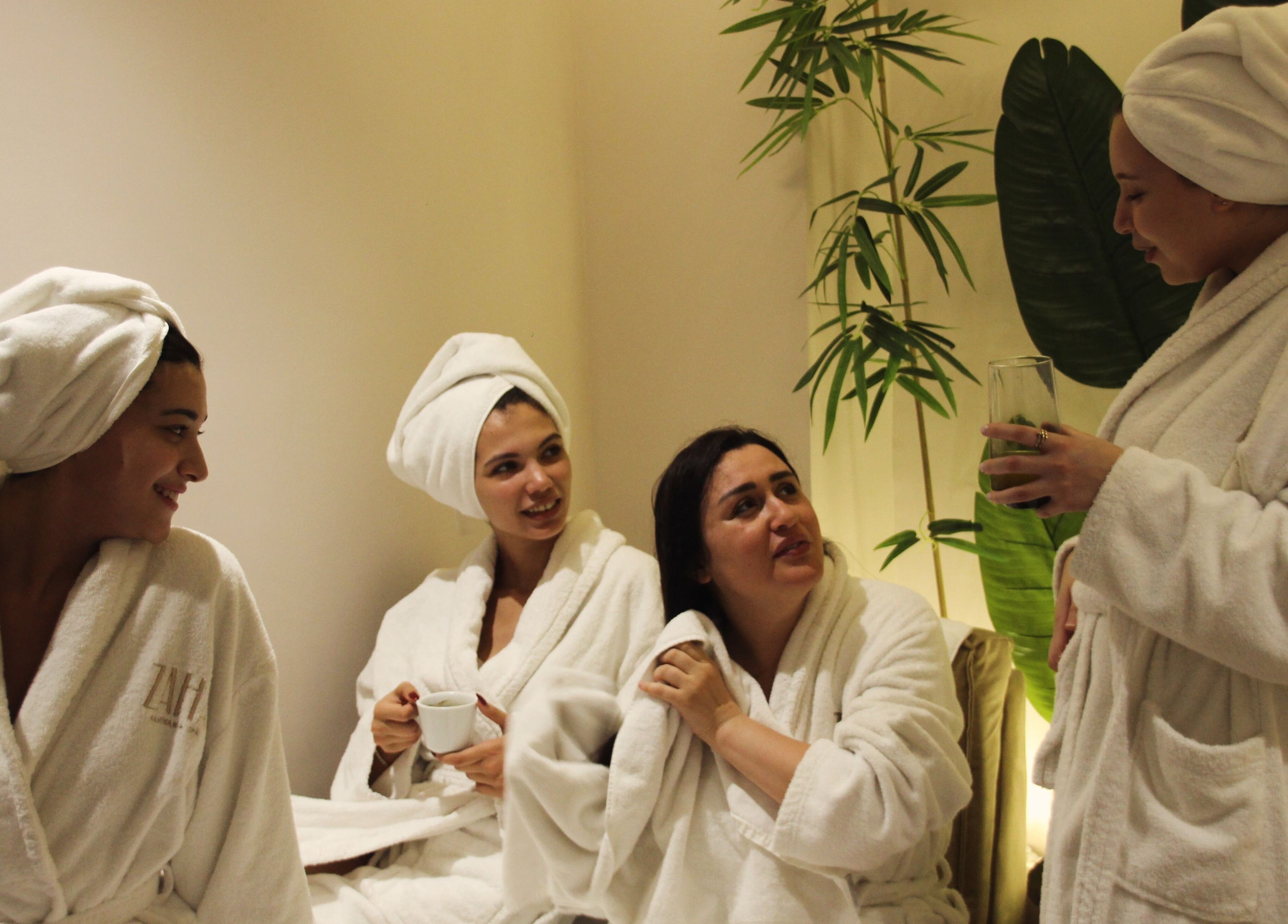 Groupe de femmes détendues au ZAHA Hammam & Spa Casablanca, Casablanca, Casablanca-settat, MA.