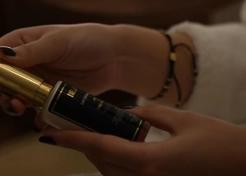 Main tenant un flacon doré chez ZAHA Hammam & Spa Casablanca, Casablanca, Casablanca-Settat, MA.