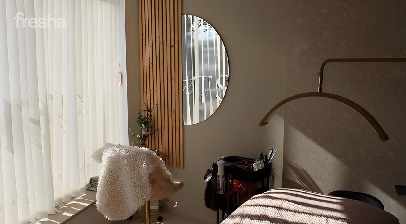 Cozy tranquil room at The Serenity Rooms, Emsworth, England, GB, featuring plush decor and natural light.