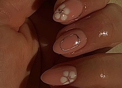 Elegant floral nail art by Ormofia in Sunderland, England, GB highlights beauty and style.
