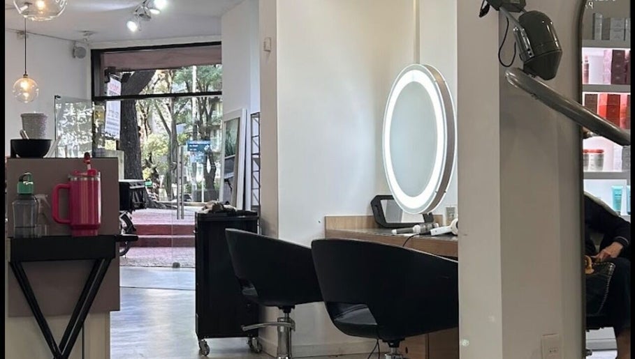 Interior de Utopia Spa Pocitos en Montevideo, Departamento De Montevideo, UY, mostrando una elegante estación de belleza.