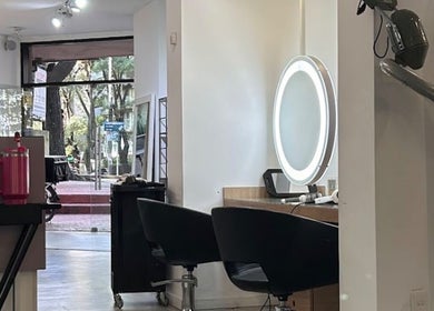 Interior de Utopia Spa Pocitos en Montevideo, Departamento De Montevideo, UY, mostrando una elegante estación de belleza.