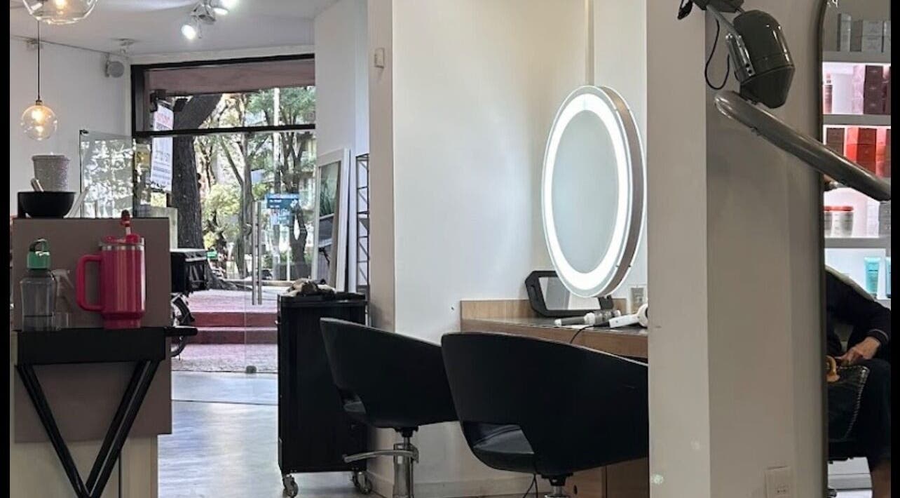 Interior de Utopia Spa Pocitos en Montevideo, Departamento De Montevideo, UY, mostrando una elegante estación de belleza.