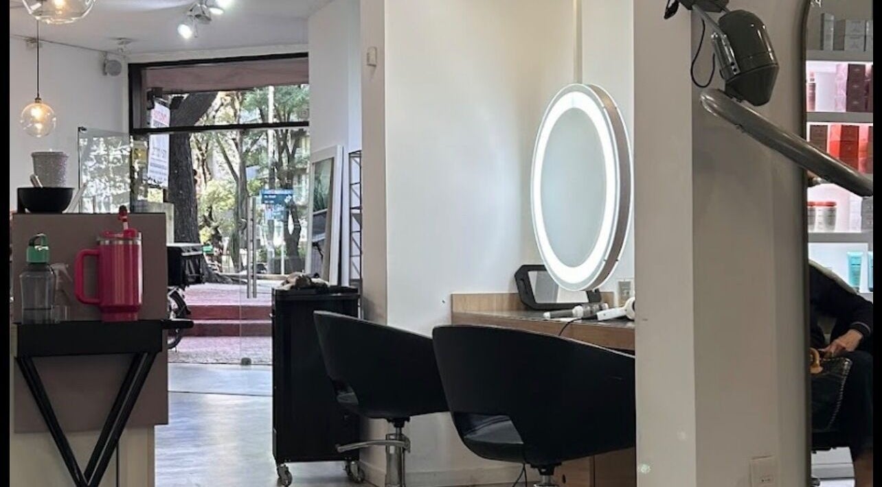 Interior de Utopia Spa Pocitos en Montevideo, Departamento De Montevideo, UY, mostrando una elegante estación de belleza.