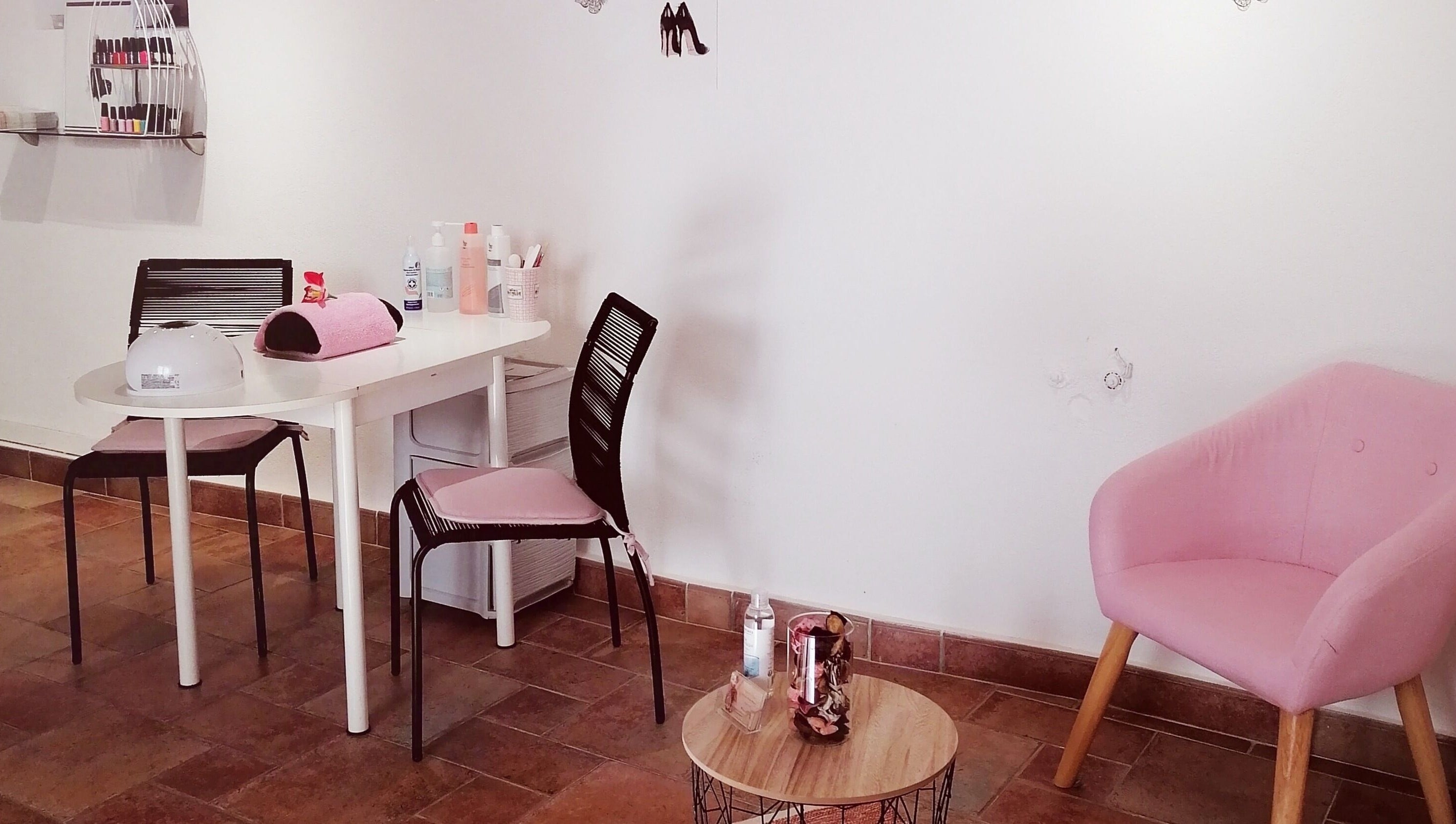 Espace manucure élégant chez Mathilde Esthétique à Mougins, Provence-Alpes-Côte d'Azur, FR.