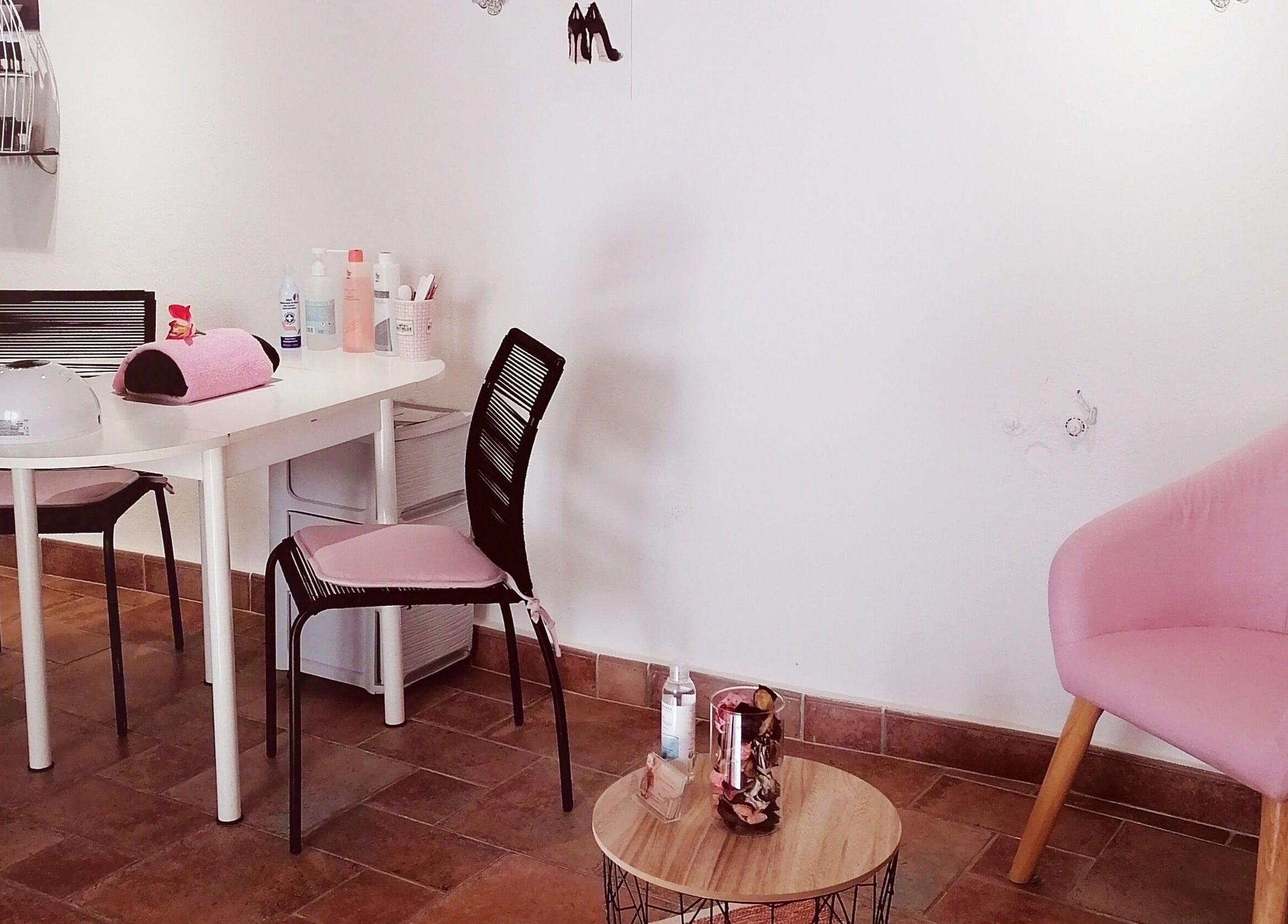 Espace manucure élégant chez Mathilde Esthétique à Mougins, Provence-Alpes-Côte d'Azur, FR.