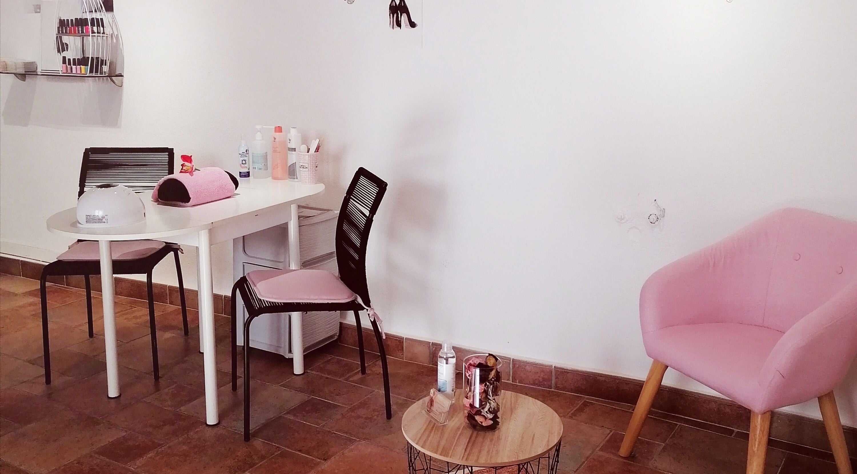 Espace manucure élégant chez Mathilde Esthétique à Mougins, Provence-Alpes-Côte d'Azur, FR.