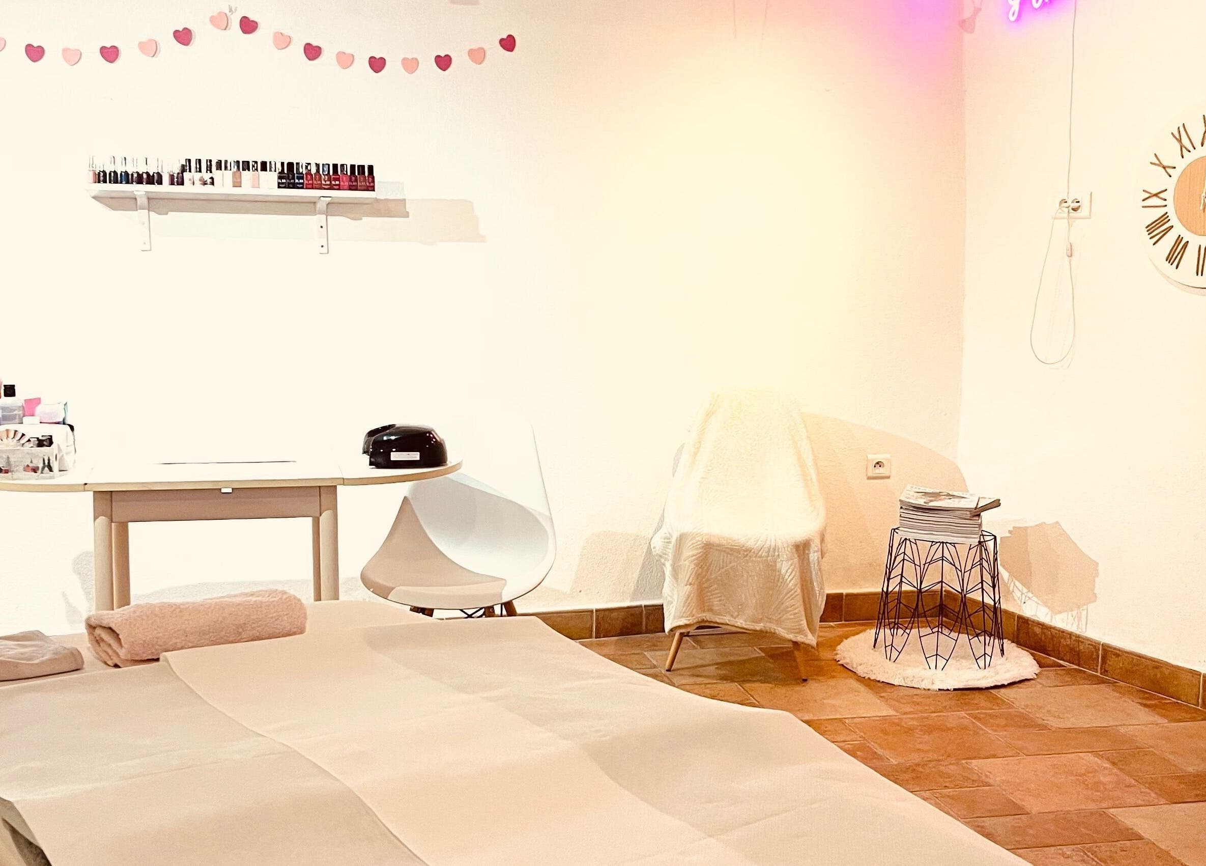 Salle élégante chez Mathilde Esthétique, Mougins, Provence-Alpes-Côte d'Azur, FR. Décor apaisant avec table de manucure.