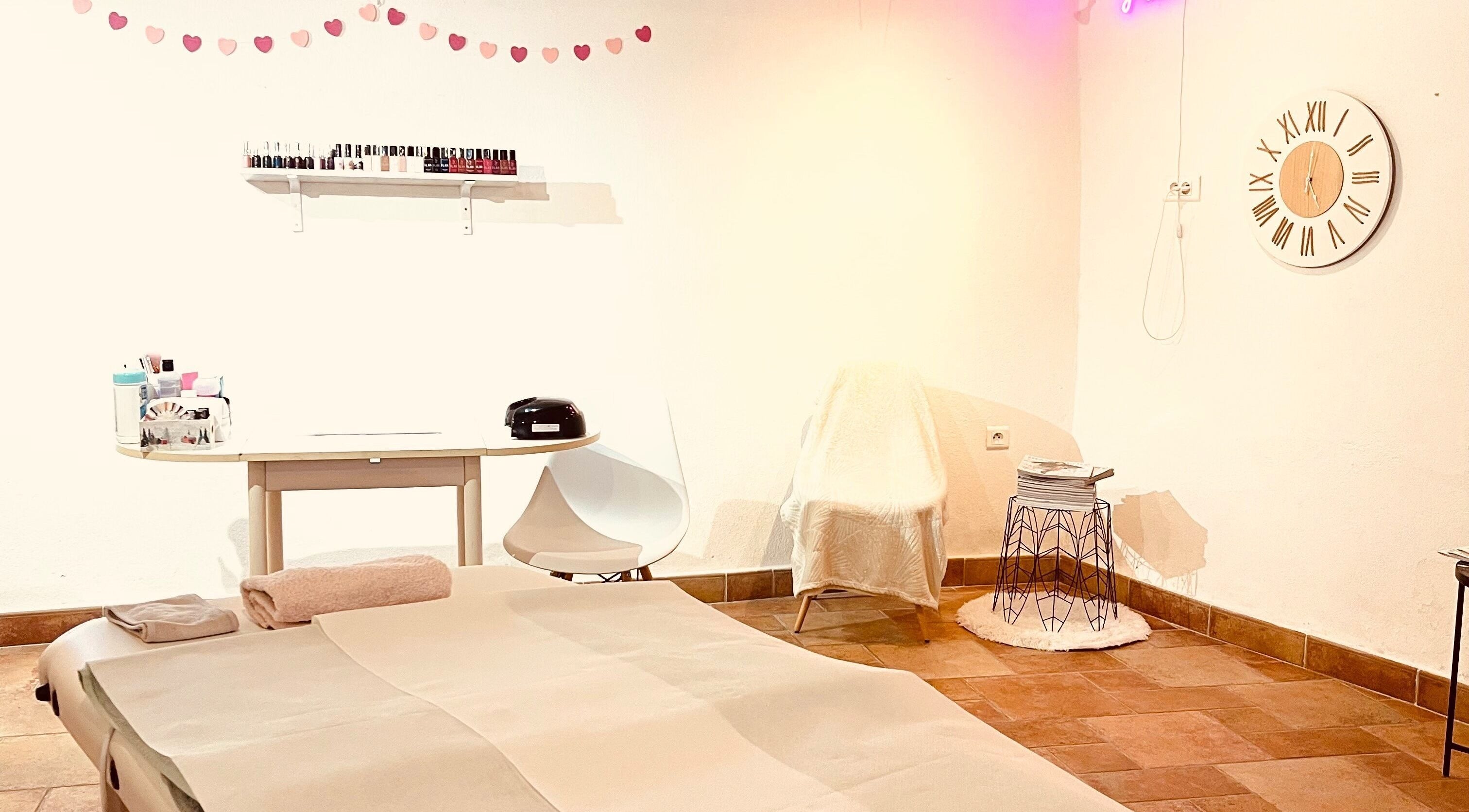 Salle élégante chez Mathilde Esthétique, Mougins, Provence-Alpes-Côte d'Azur, FR. Décor apaisant avec table de manucure.