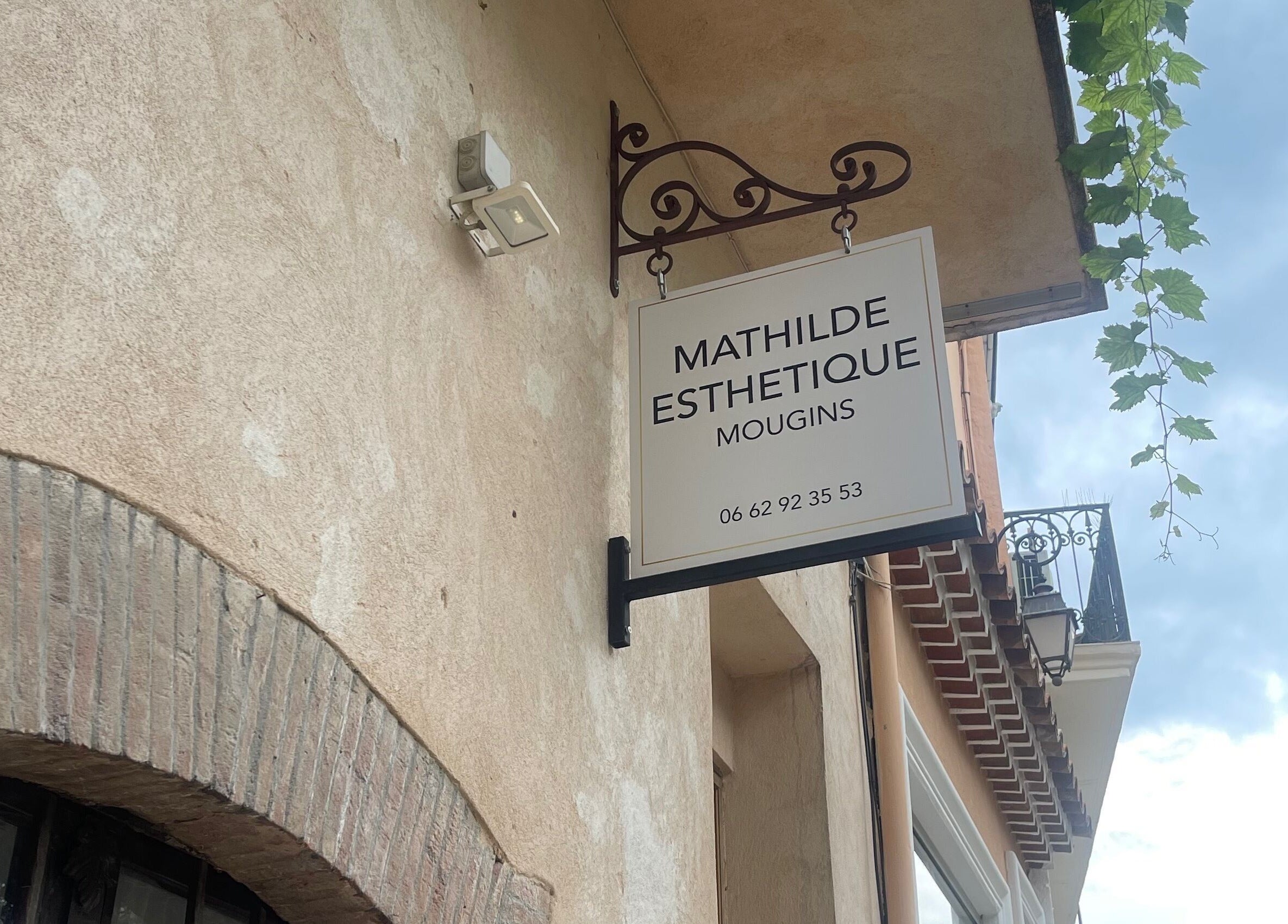 Enseigne de Mathilde Esthétique à Mougins, Provence-Alpes-Côte d'Azur, FR. Spécialiste beauté local.