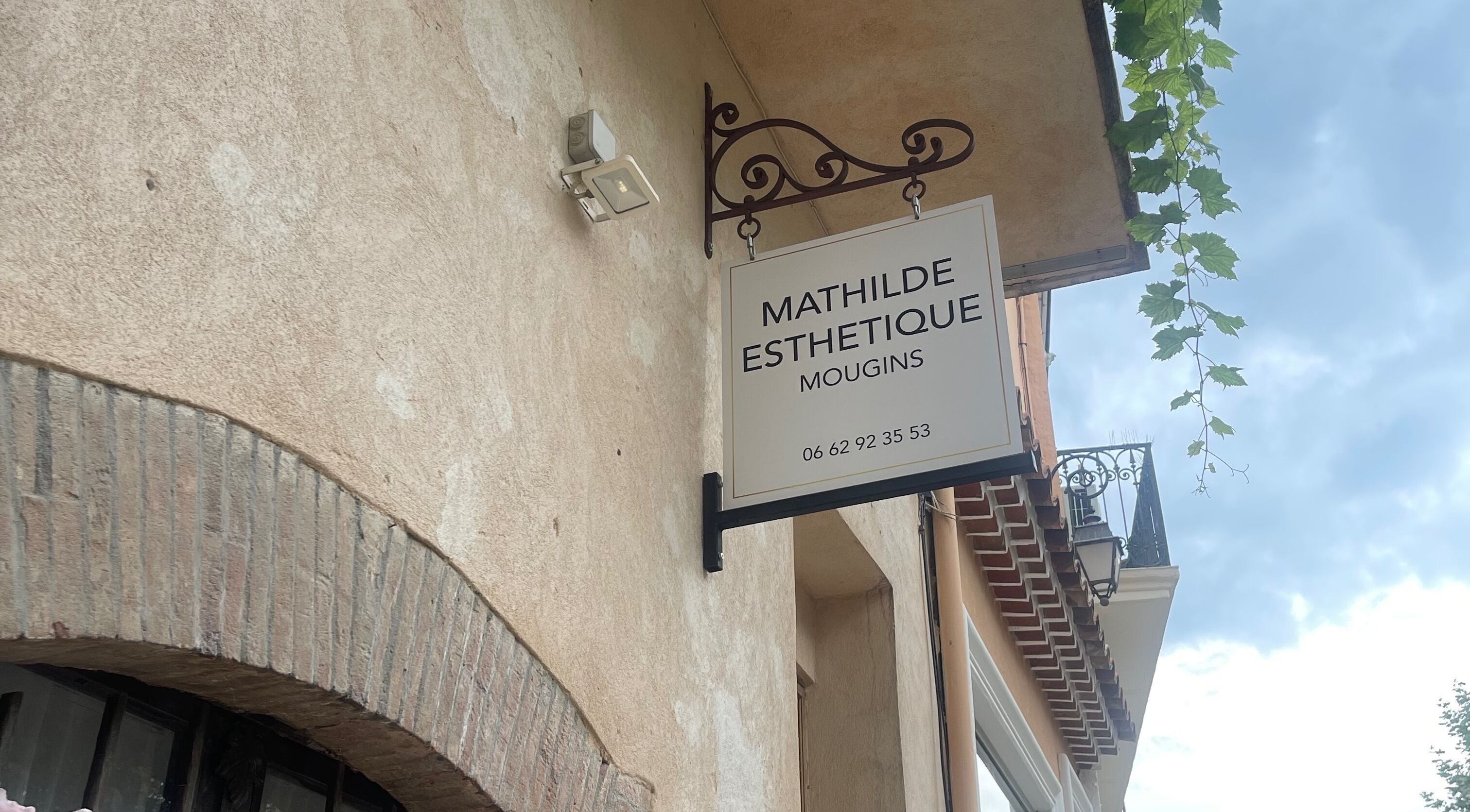 Enseigne de Mathilde Esthétique à Mougins, Provence-Alpes-Côte d'Azur, FR. Spécialiste beauté local.