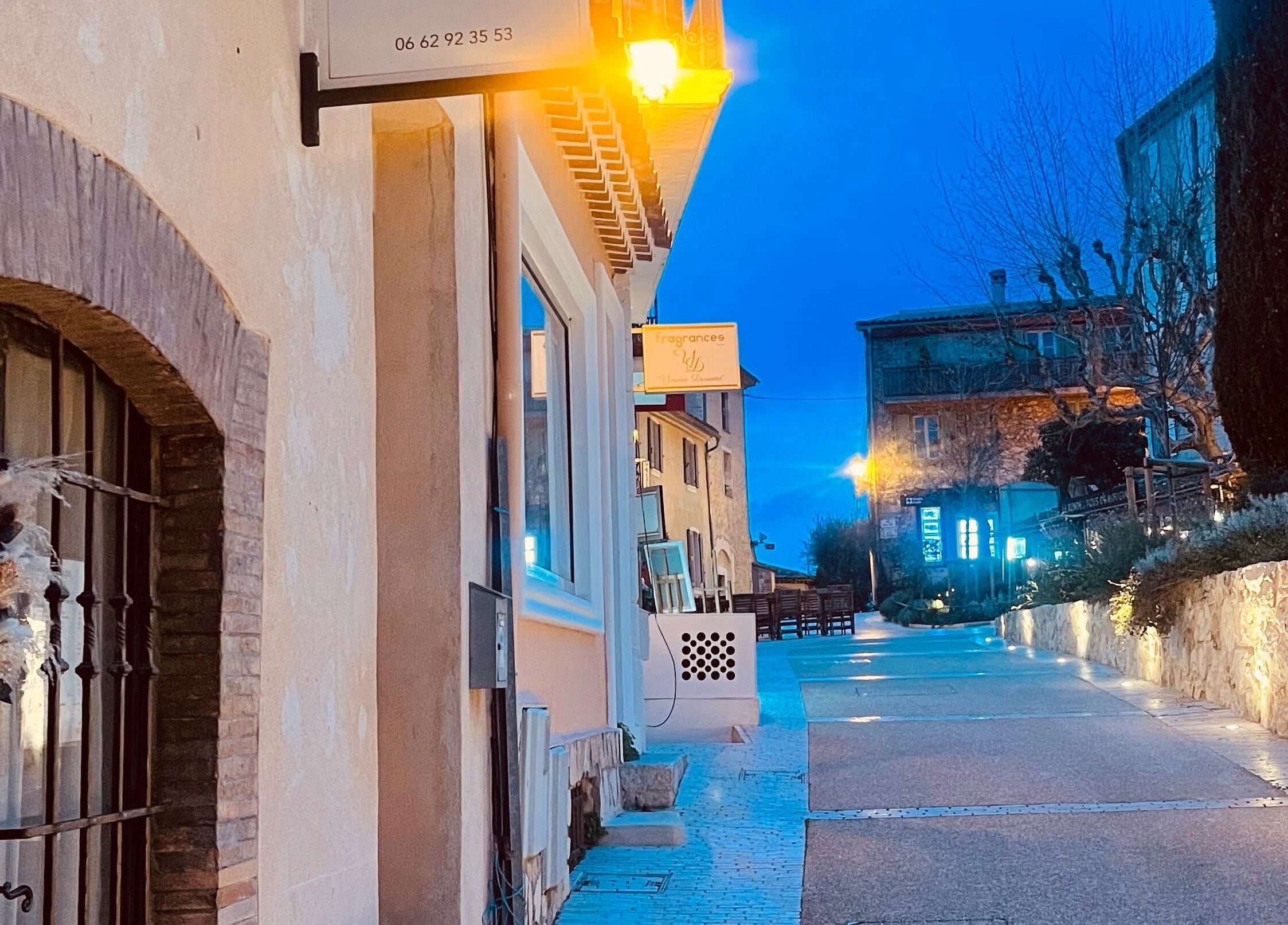 Façade de Mathilde Esthétique à Mougins, Provence-Alpes-Côte d'Azur, FR, illuminée à la tombée de la nuit.