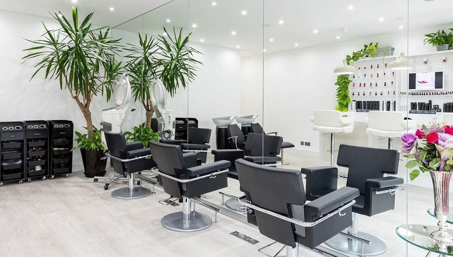 Athena Salons Hair & Nails, bilde 1