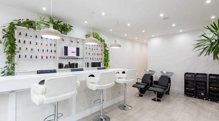 Athena Salons Hair & Nails, bilde 2