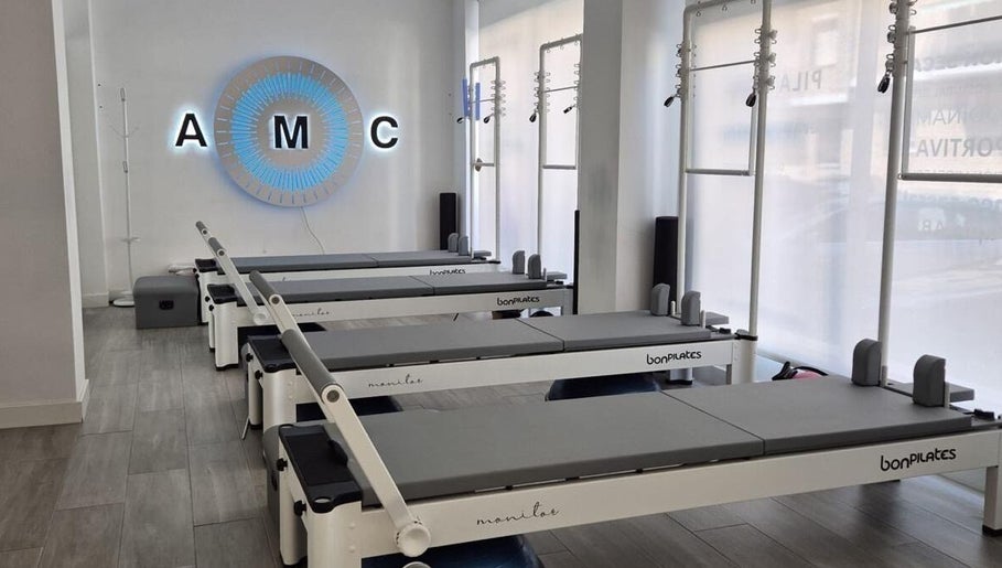 Sala de pilates en AMC Fisioterapia Arges, Argés, Castilla-la Mancha, ES, equipada con reformers modernos.