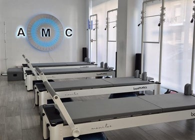 Sala de pilates en AMC Fisioterapia Arges, Argés, Castilla-la Mancha, ES, equipada con reformers modernos.