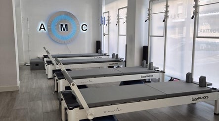 Sala de pilates en AMC Fisioterapia Arges, Argés, Castilla-la Mancha, ES, equipada con reformers modernos.