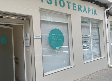 Entrada de AMC Fisioterapia Arges en Argés, Castilla-la Mancha, ES con rótulos de servicios.