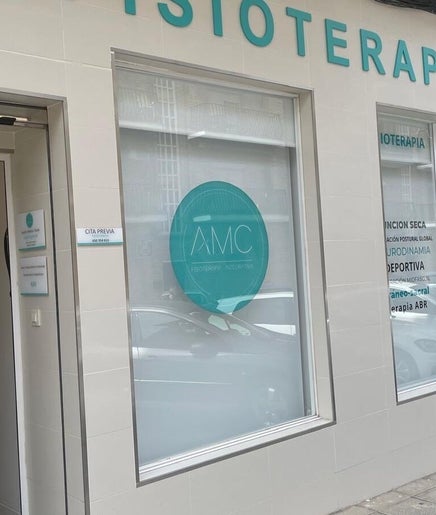 Entrada de AMC Fisioterapia Arges en Argés, Castilla-la Mancha, ES con rótulos de servicios.