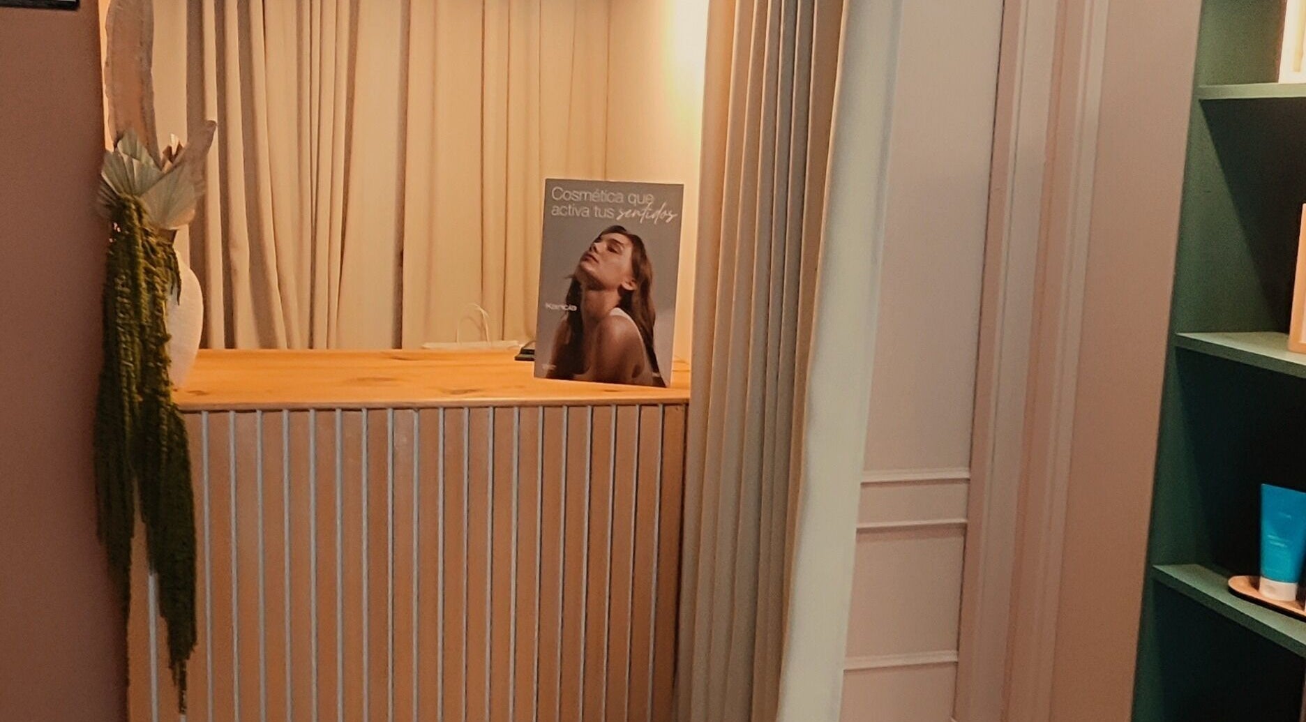 Mostrador de recepción de Estetica Tania Pineda en Madrid, Comunidad de Madrid, ES, con decoración elegante.