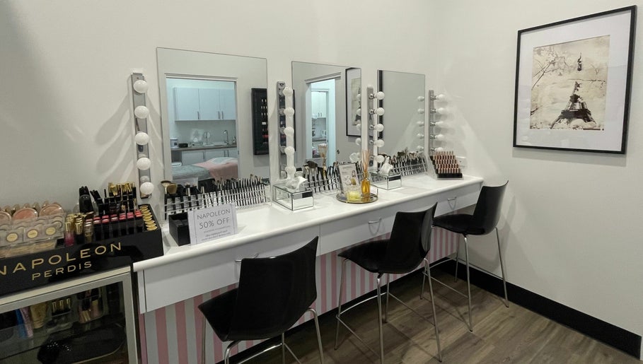 Blush Makeup & Beauty Studio, bild 1