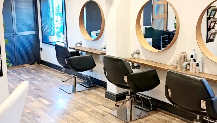 Salon in the Square – obraz 1