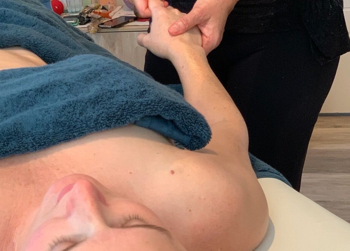 Relaxing hand massage at You, Restored Day Spa, Port Kennedy, Western Australia, AU. Female-only body contouring.