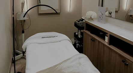 Relaxing treatment room at Lish Beauty Bar, Dubai, Dubai, AE, featuring calming ambiance and modern equipment.