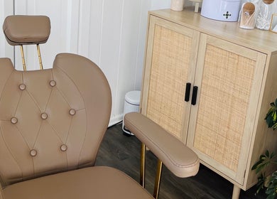 Elegant salon chair in JACK’S Beauty Bar, Nailsworth, England, GB accentuated by stylish wood decor.