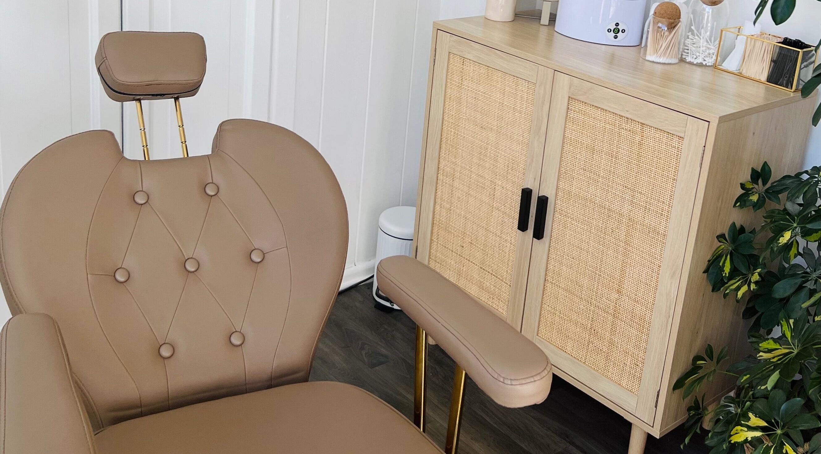 Elegant salon chair in JACK’S Beauty Bar, Nailsworth, England, GB accentuated by stylish wood decor.