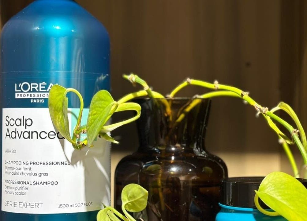 منتجات شعر مع نباتات خضراء في Unicure Ladies Beauty Salon في الخبر، المنطقة الشرقية، السعودية.