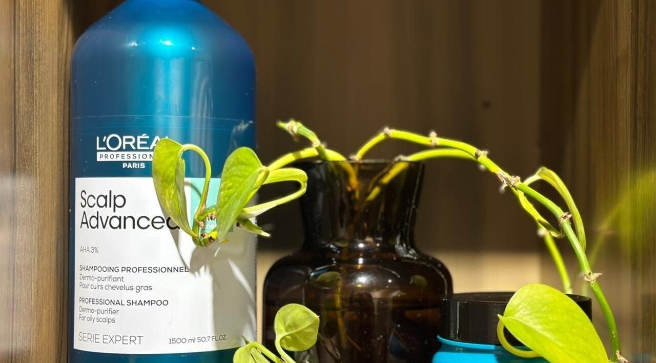 منتجات شعر مع نباتات خضراء في Unicure Ladies Beauty Salon في الخبر، المنطقة الشرقية، السعودية.