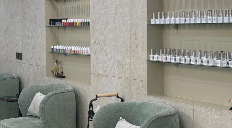 مقاعد مريحة وطلاء أظافر في صالون Unicure Ladies Beauty Salon في الخبر، المنطقة الشرقية، المصدر الأمثل للجمال.