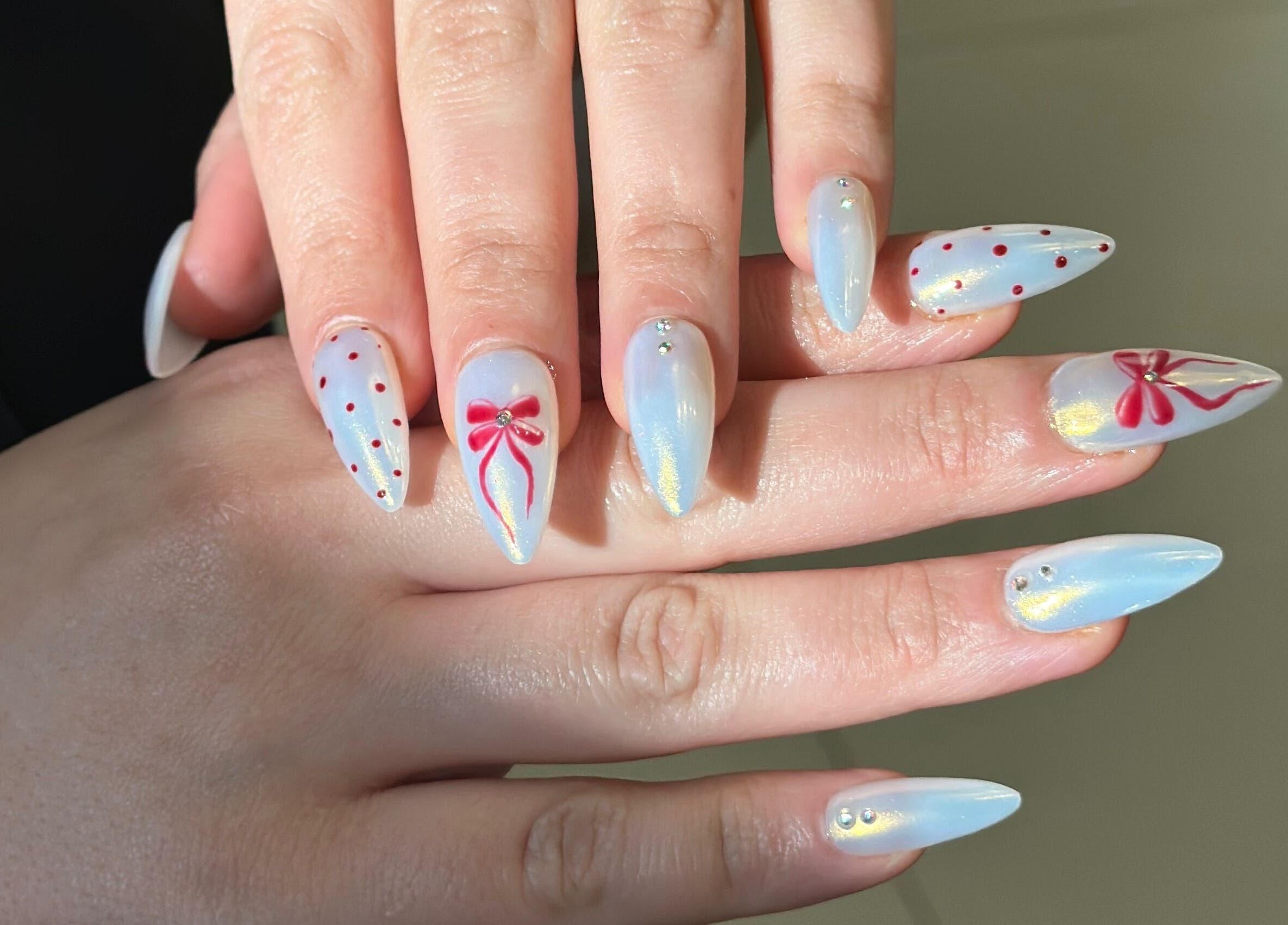 أظافر مزينة في صالون يونيكور للسيدات للتجميل في الخبر، المنطقة الشرقية، السعودية.