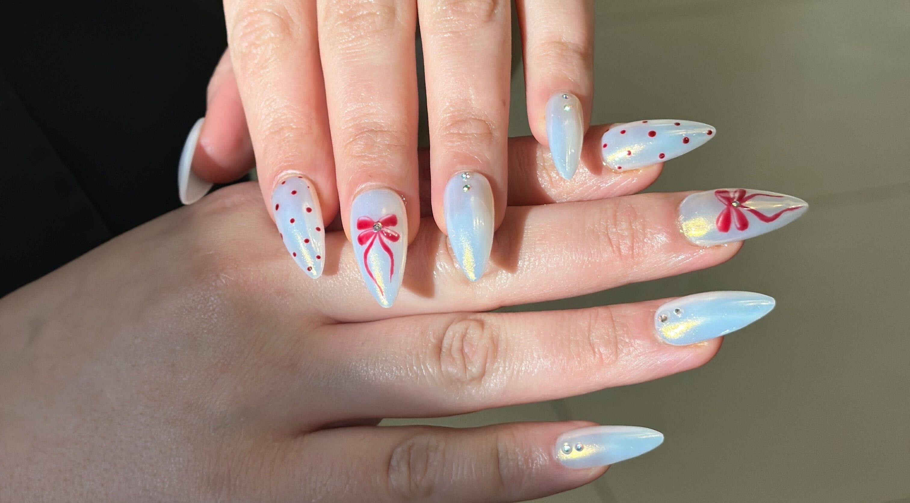 أظافر مزينة في صالون يونيكور للسيدات للتجميل في الخبر، المنطقة الشرقية، السعودية.