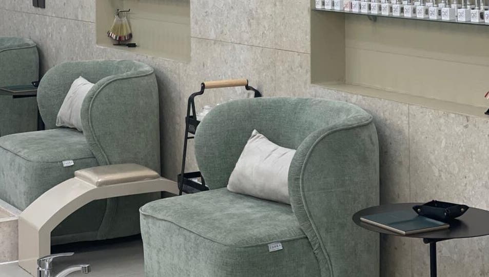 كراسي جلوس أنيقة في Unicure Ladies Beauty Salon، الخبر، المنطقة الشرقية، SA، تعكس أجواء مريحة وفاخرة.