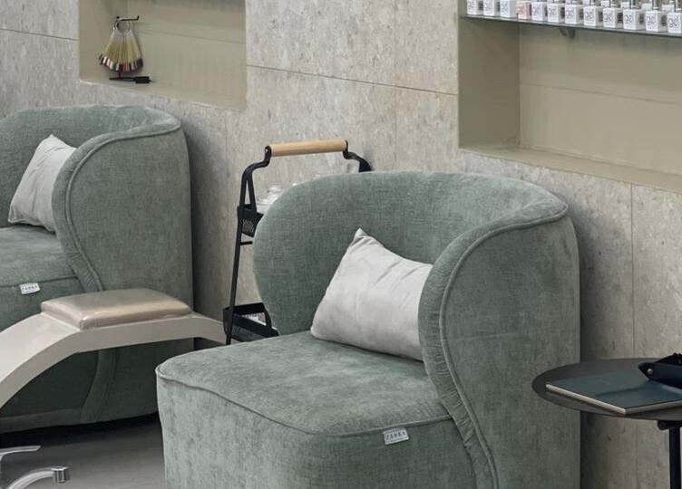 كراسي جلوس أنيقة في Unicure Ladies Beauty Salon، الخبر، المنطقة الشرقية، SA، تعكس أجواء مريحة وفاخرة.