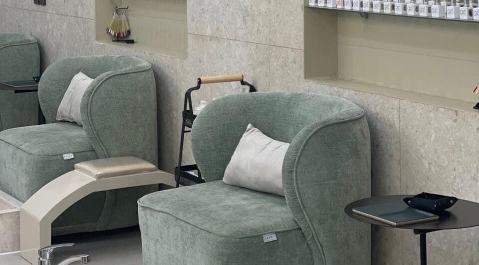 كراسي جلوس أنيقة في Unicure Ladies Beauty Salon، الخبر، المنطقة الشرقية، SA، تعكس أجواء مريحة وفاخرة.