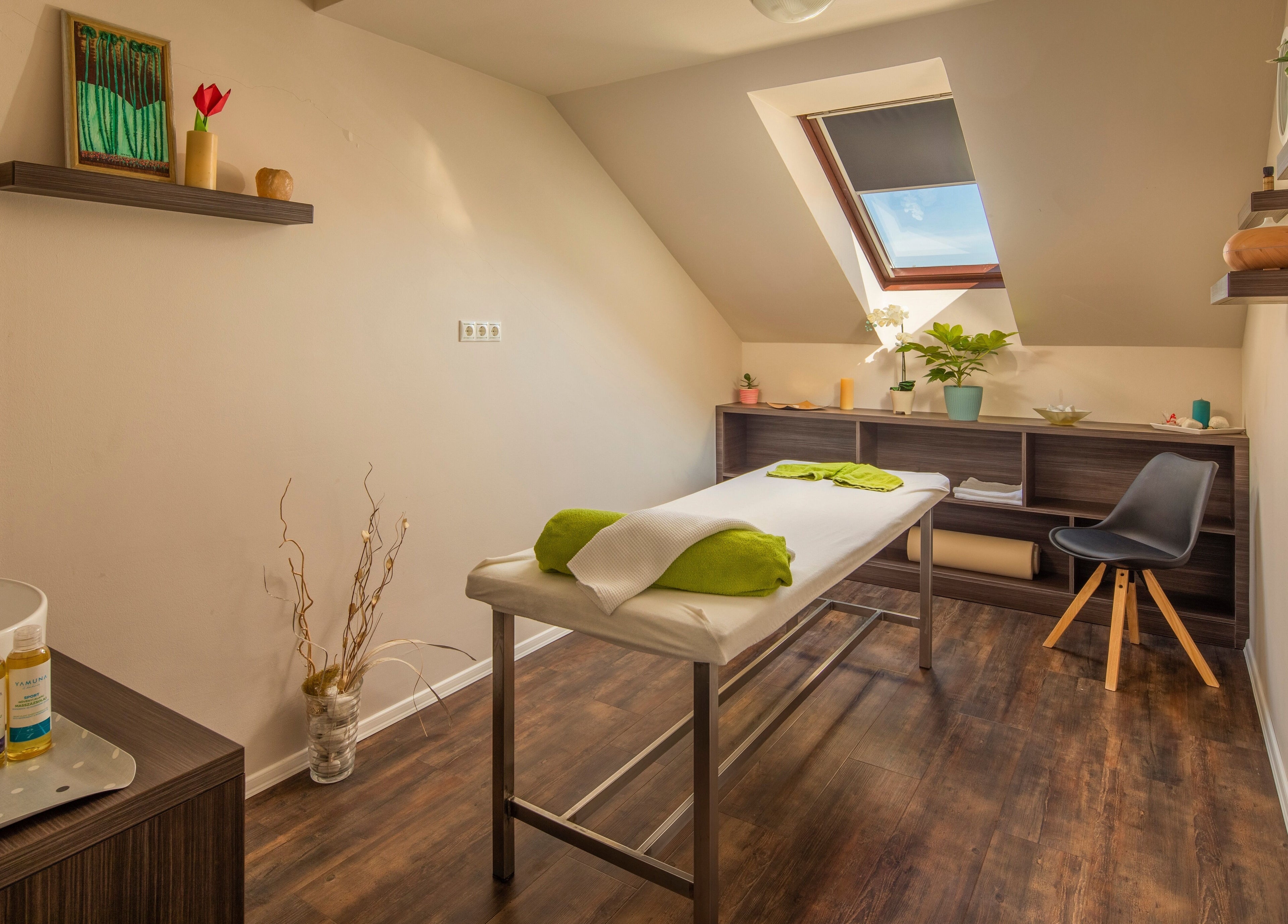 Kehida Termál, Kehidakustány, Zala megye, HU: Modern spa szoba relaxáló kezelőasztallal és növényekkel.