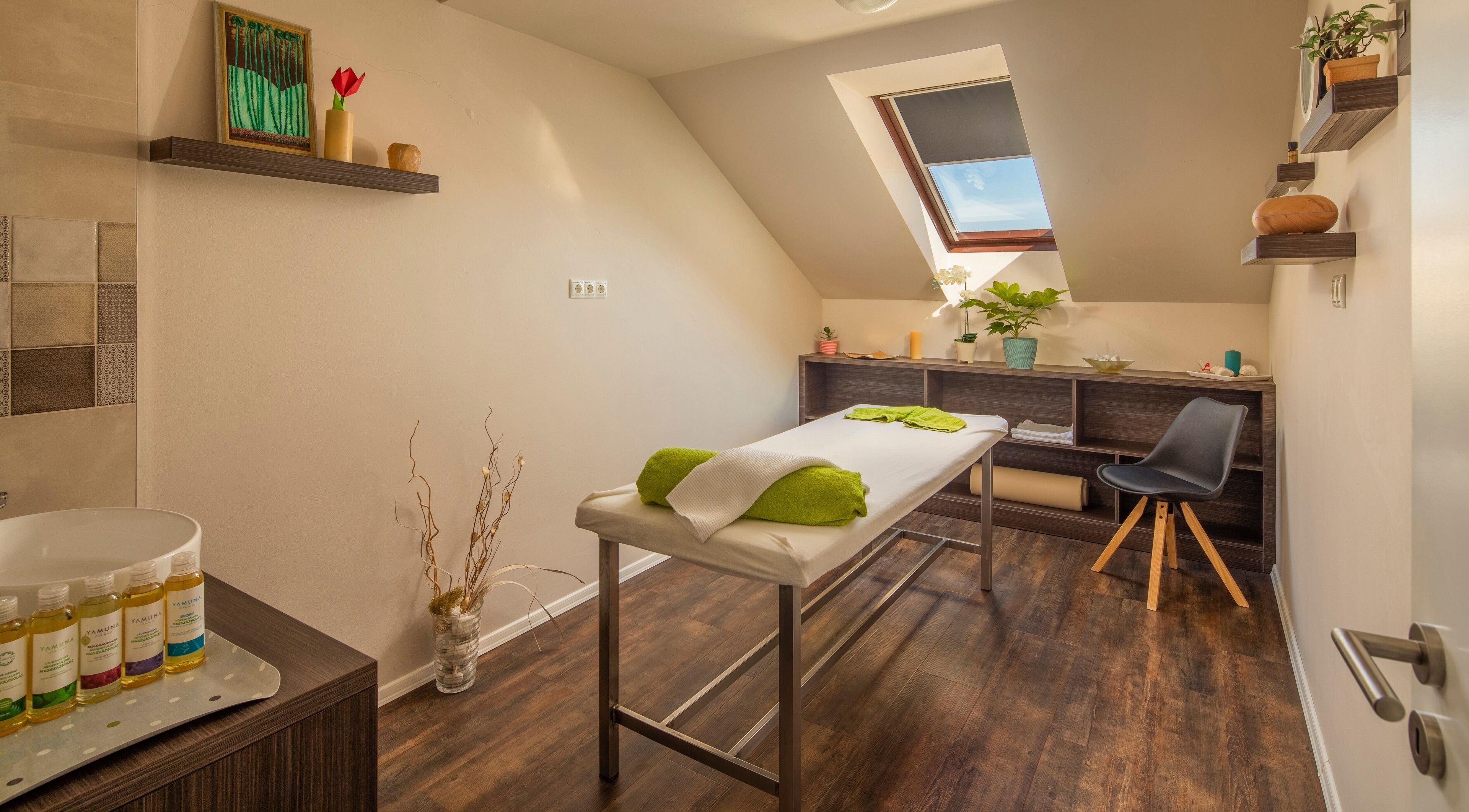 Kehida Termál, Kehidakustány, Zala megye, HU: Modern spa szoba relaxáló kezelőasztallal és növényekkel.